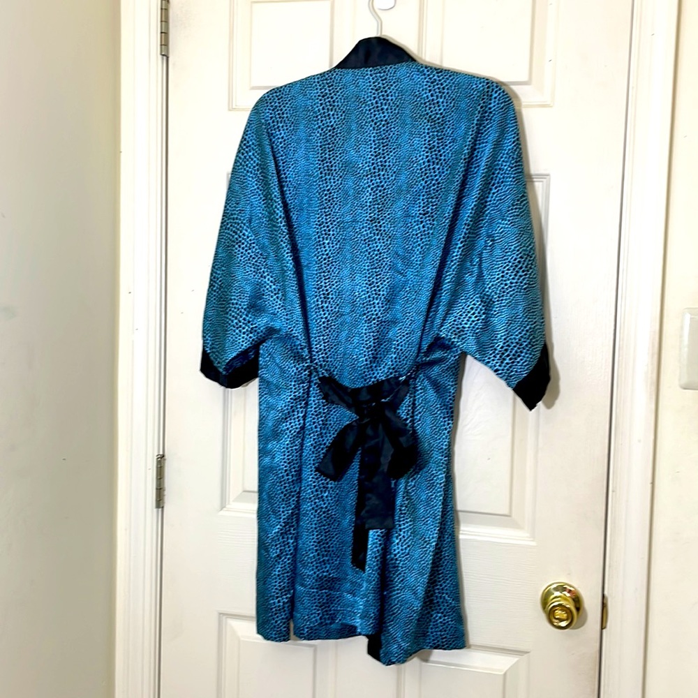 Beautiful Blue Animal Print Satin Robe Size Large - Picture 5 of 5